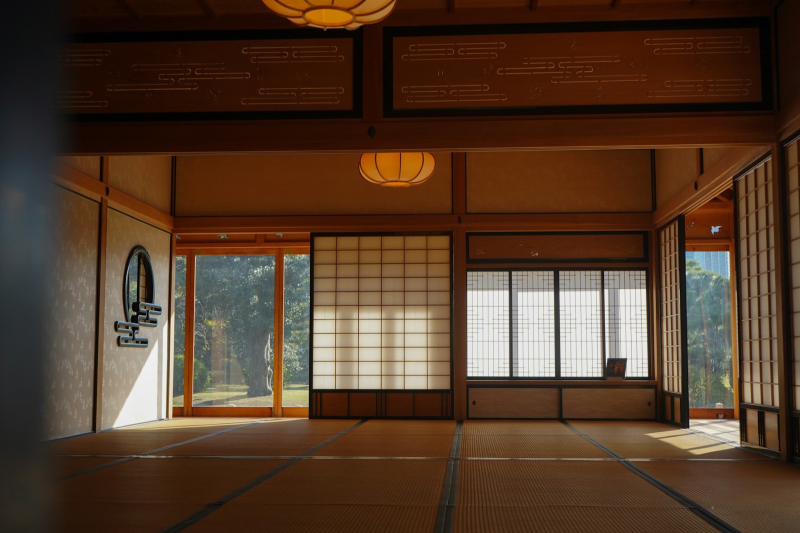 障子と畳のある和室。庭からの自然光が差し込んでいる